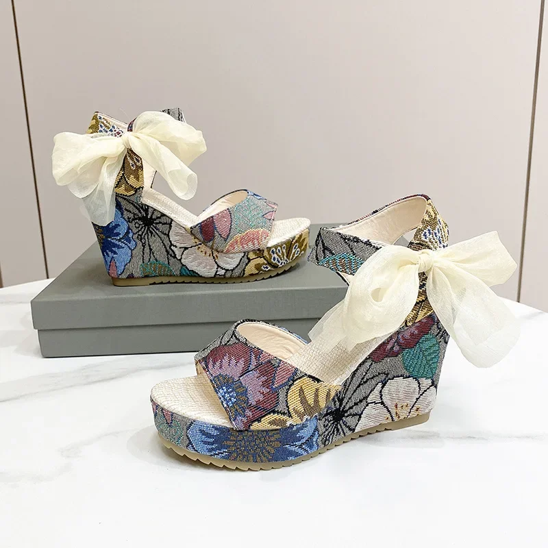 

Сандалии, женские сандалии с цветочным принтом, сетчатый декор с бантом, босоножки на танкетке с ремешками и открытым носком, туфли на платформе, модельные сандалии с ремешком на щиколотке