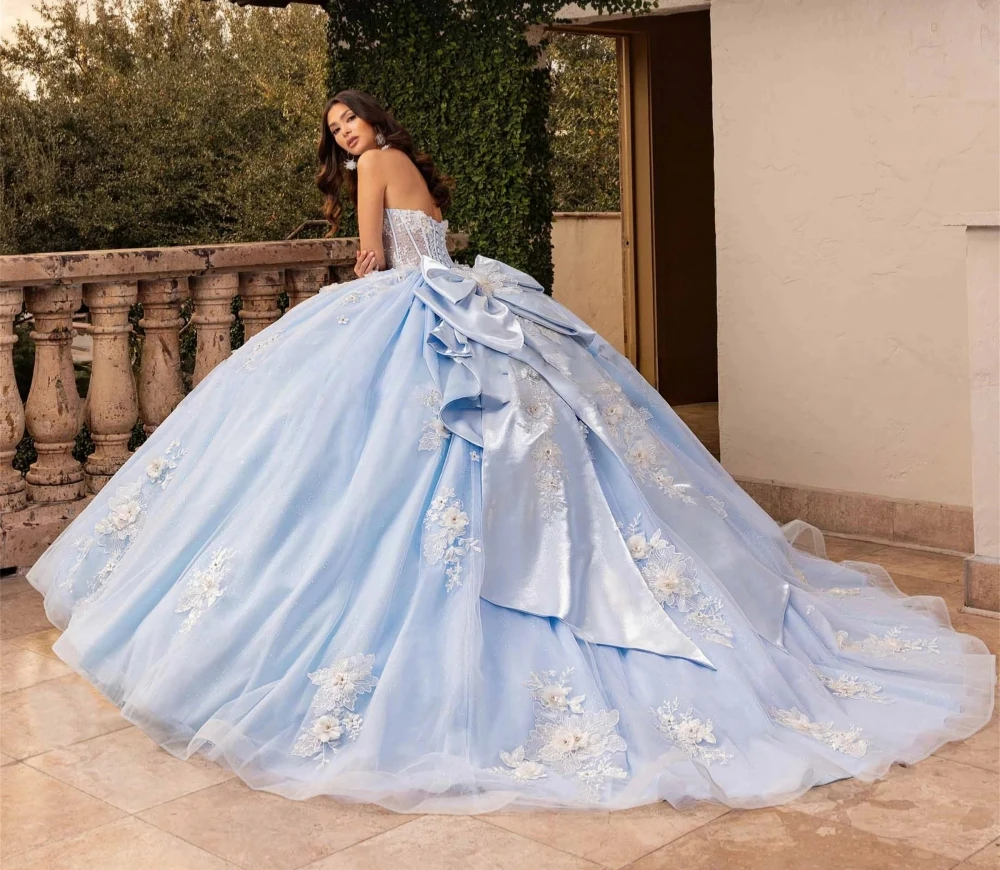 ชุดราตรีงาน Quinceanera แบบแฟนตาซี พร้อมโบว์ใหญ่ด้านหลัง ประดับลูกไม้ลายดอกไม้ ผ้าทูลล์สไตล์ Charro ชุด Sweet 16 สำหรับงานฉลองอายุ 15 ปี สามารถสั่งตัดได้