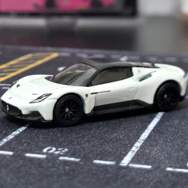 Hot Wheels Maserati MC20 Blanco Escala 1:64, Serie Boulevard 127, Con Carrocería De Metal Y Ruedas RealRiders De Goma, 7 Cm De Largo