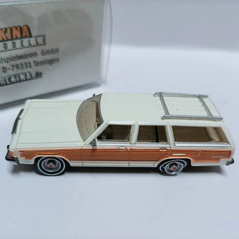 Brekina 1/87 Ford off-road Wagon Model Ford LTD Country Squire White brown-red Light blue dark green