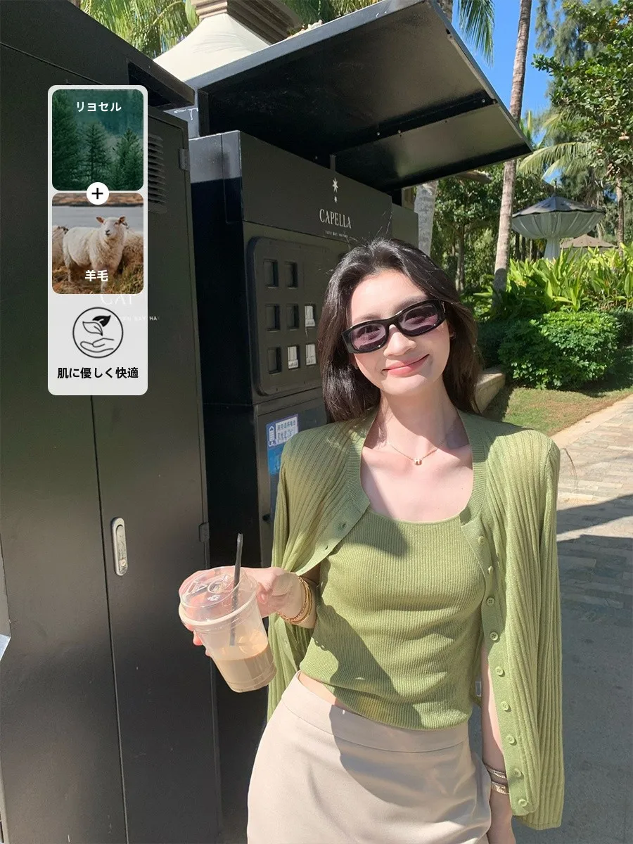 

Элегантный комплект из двух предметов: вязаный кардиган с драпировкой и топ из мягкой ткани лиоцелл, с длинными рукавами, круглым вырезом, укороченный, на пуговицах.