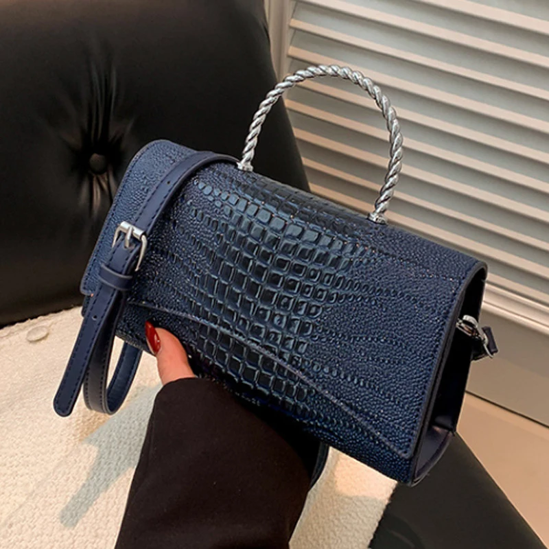 

Женская квадратная сумка с текстурой змеиной кожи и контрастным принтом, 2024