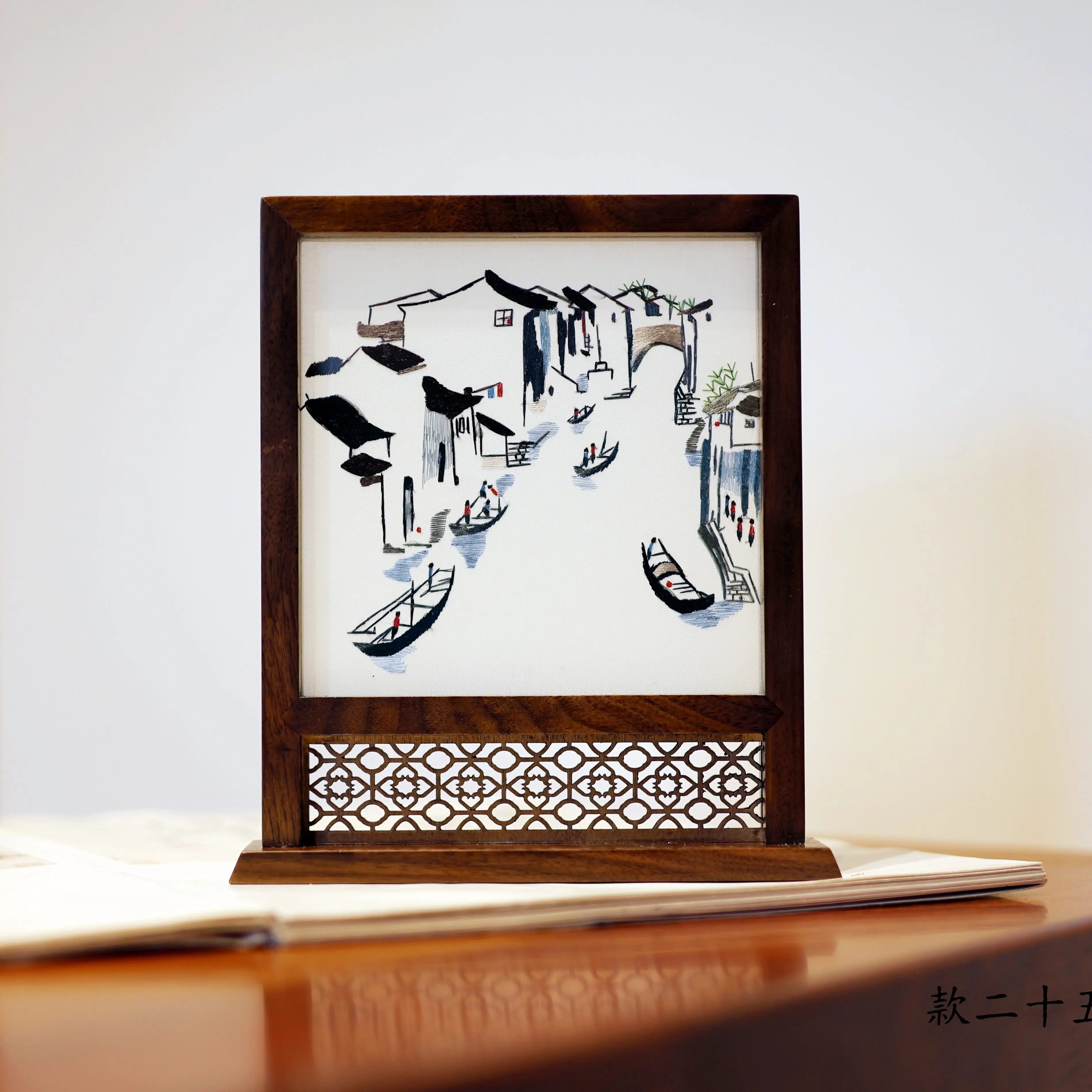 Suzhou Embroidery Handmade Walnut Decoration Double Sided Desktop New Chinese Style for Foreigners Gift