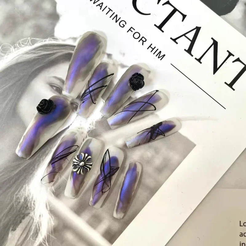 Streamer azul vestindo placa unha