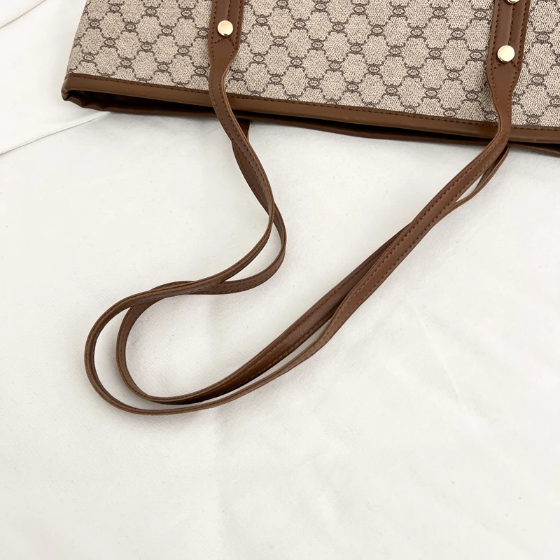 Luxuriöse Vintage Damen Schultertasche mit Monogramm-Print und Nieten, PU-Leder Handtasche mit Großer Kapazität und Reißverschluss für den Arbeitsweg – Detail 19