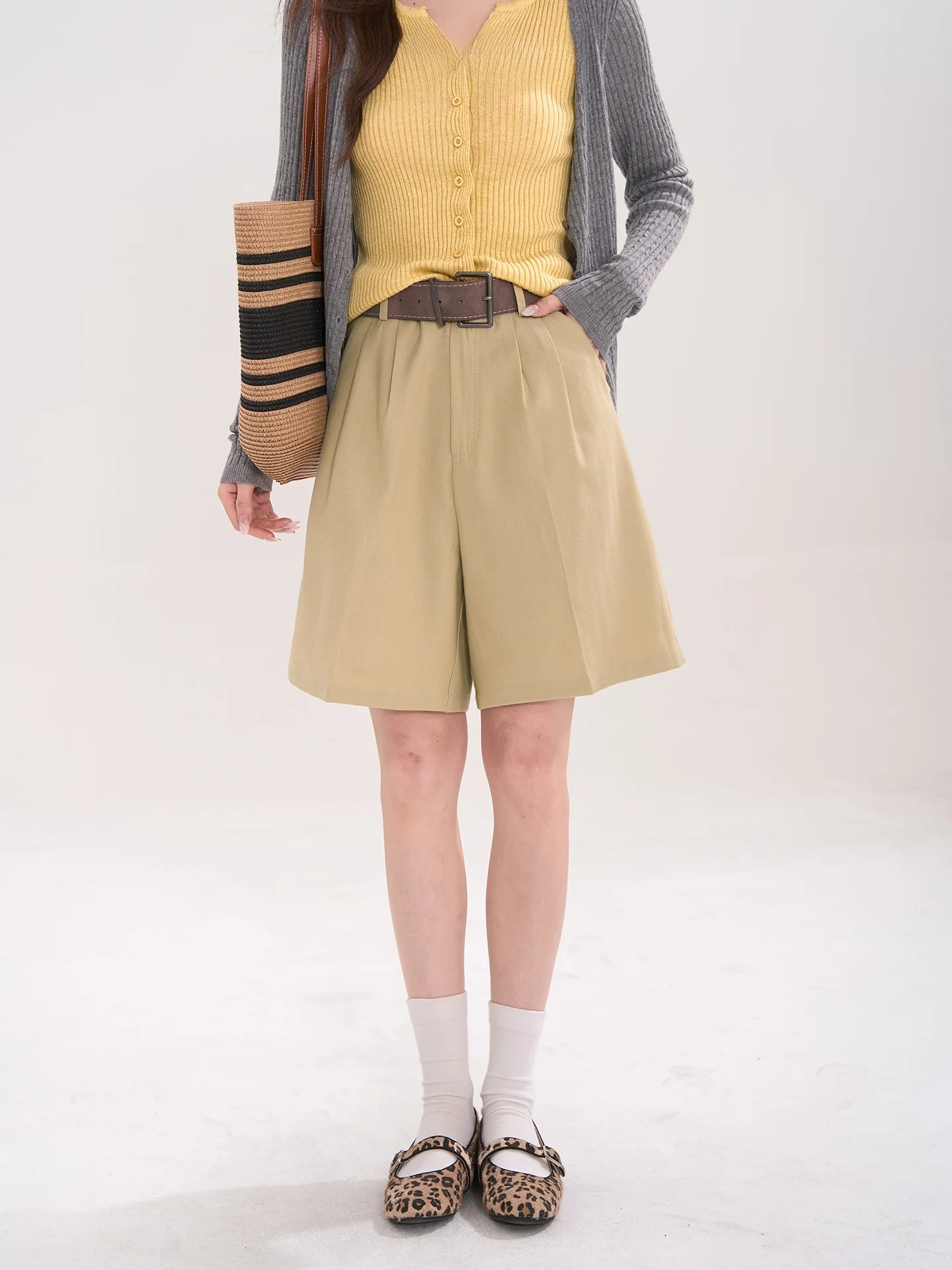 

Широкие шорты с высокой талией и плиссировкой из льна для женщин: универсальные и удобные повседневные брюки для весны и лета