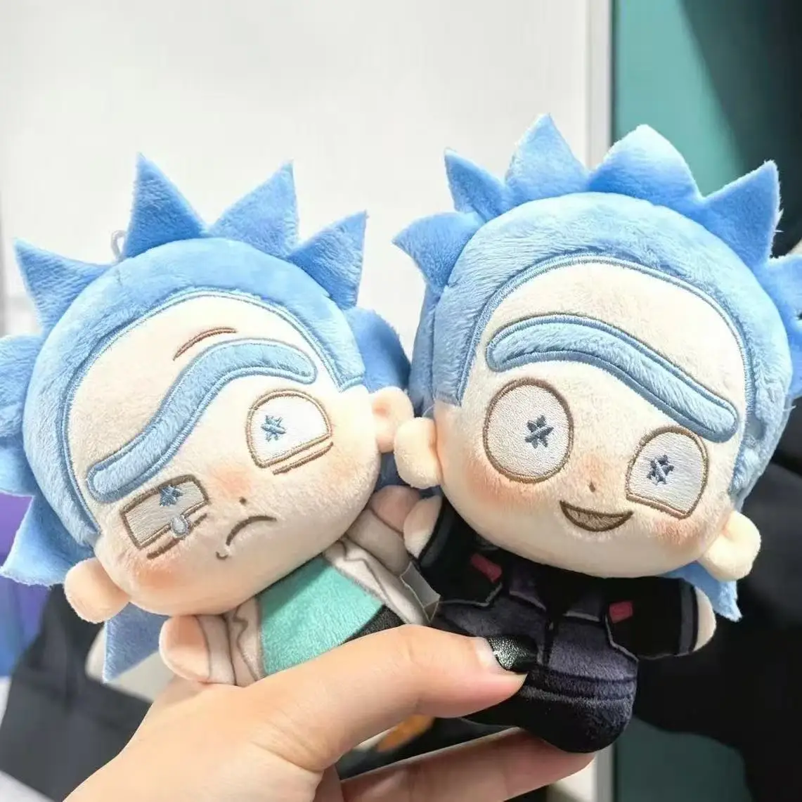Neuer 10cm Rick und Morty Plüsch-Anhänger, süßer Mini-Cartoon-Stofftier-Schlüsselanhänger, Spiel-Peripherie-Geschenk
