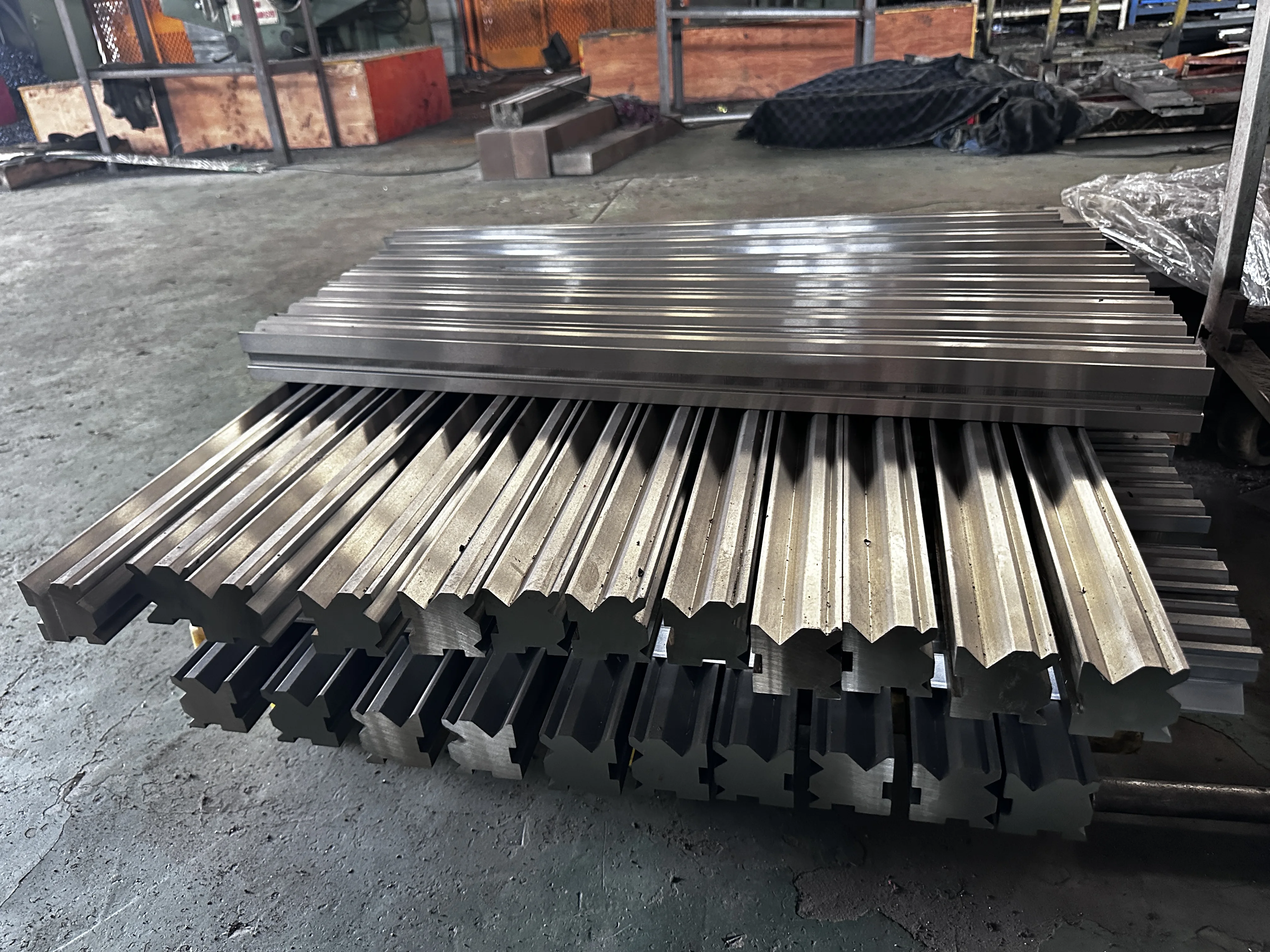 قوالب فرامل الضغط باستخدام الحاسب الآلي القابلة للتخصيص لأدوات فرامل الضغط المتوافقة مع Amada لثني الصفائح المعدنية الفعالة #6