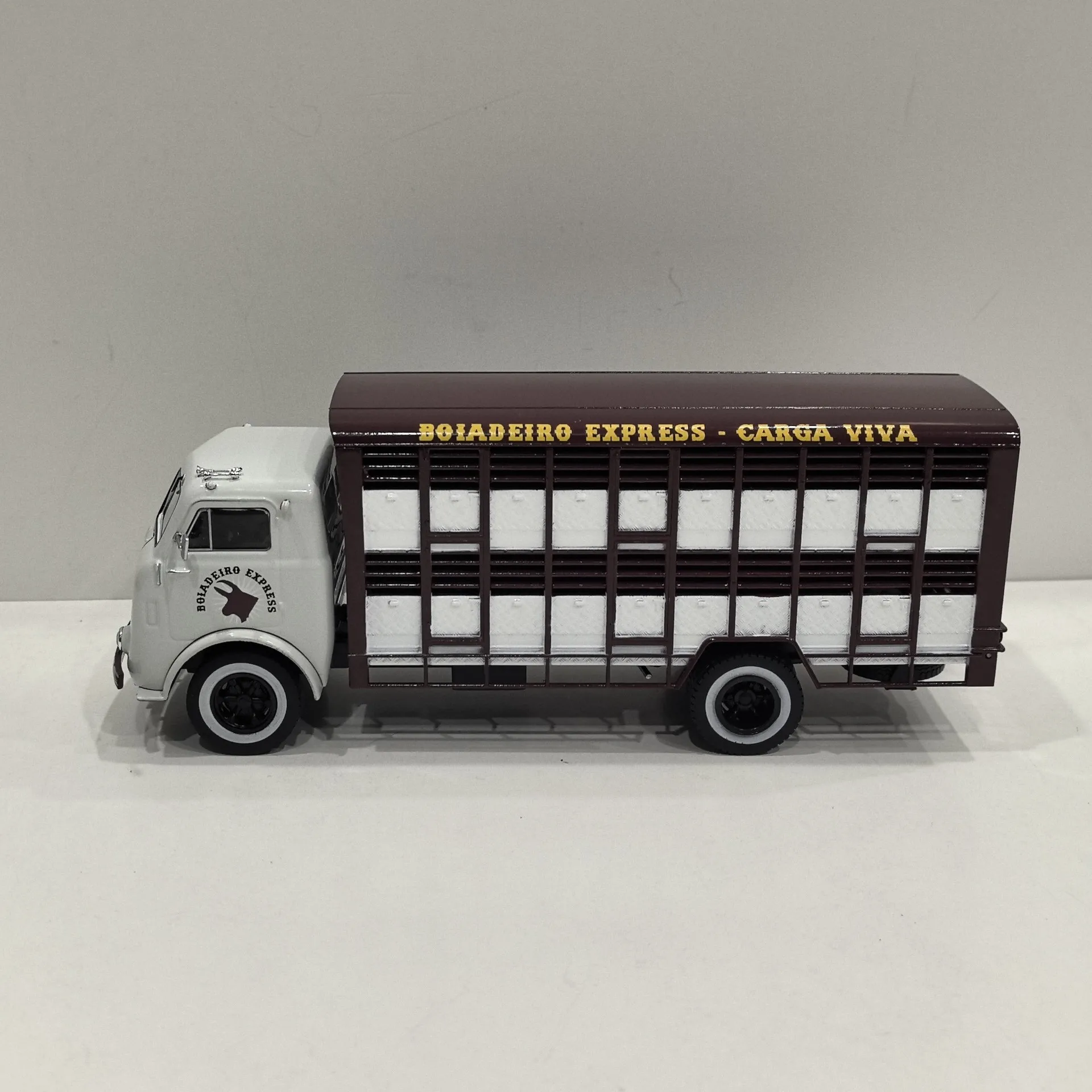 Diecast IXO 1:43 Scale FNM D11000 The Front of The Vehicle Is Made of Alloy and The Compartment Is Made of Plastic Alloy Car