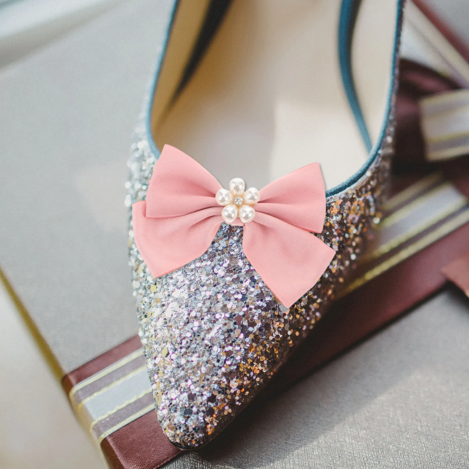 

2 шт. декоративных клипс-бантов с искусственным жемчугом для свадебных туфель, босоножек, ботинок на высоком каблуке и плоской подошве, аксессуары для свадебных и праздничных туфель