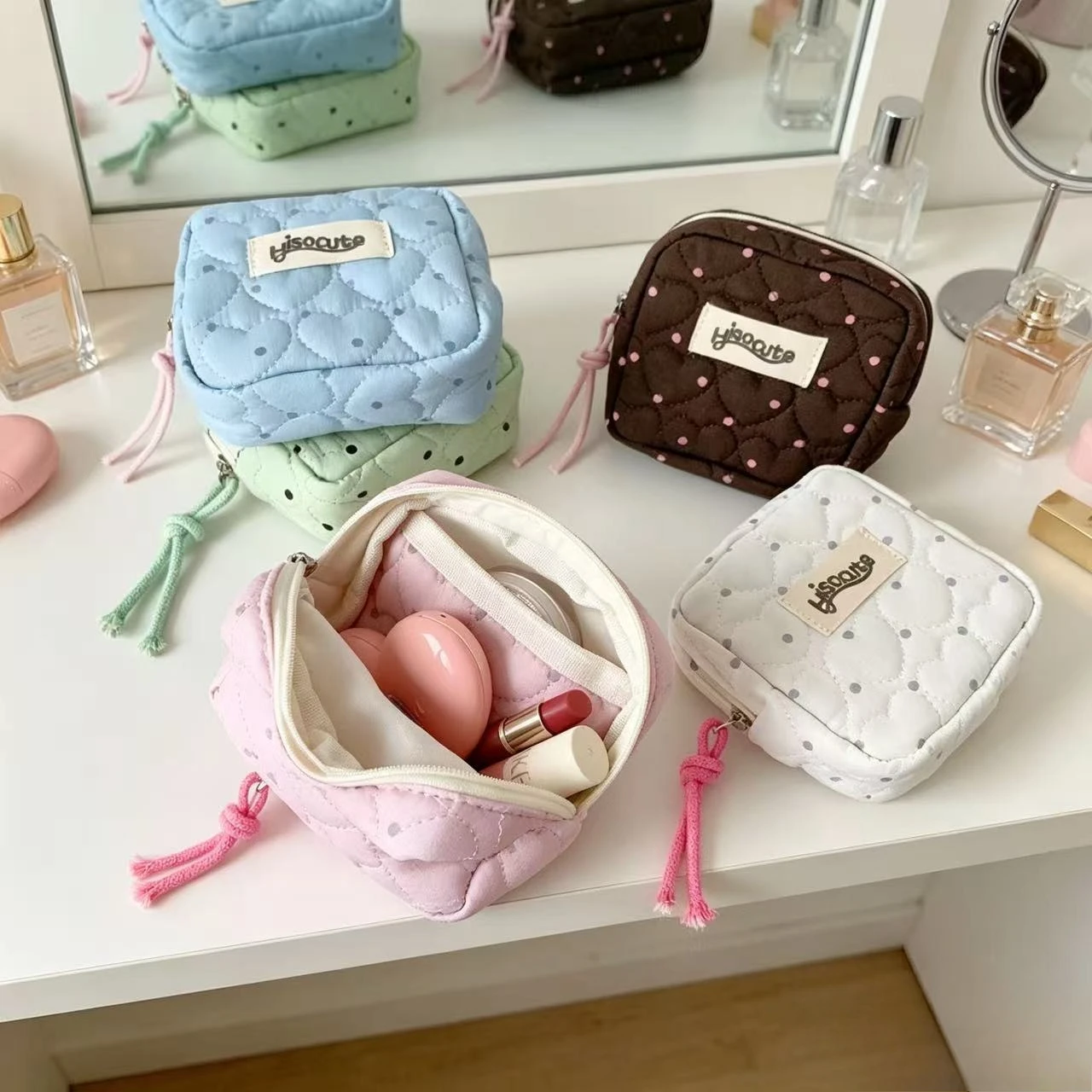 Cute quilted mini cosmetic bag, heart-shaped stitched small zipper bag, lipstick earplugs, coins, portable soft storage wallet.