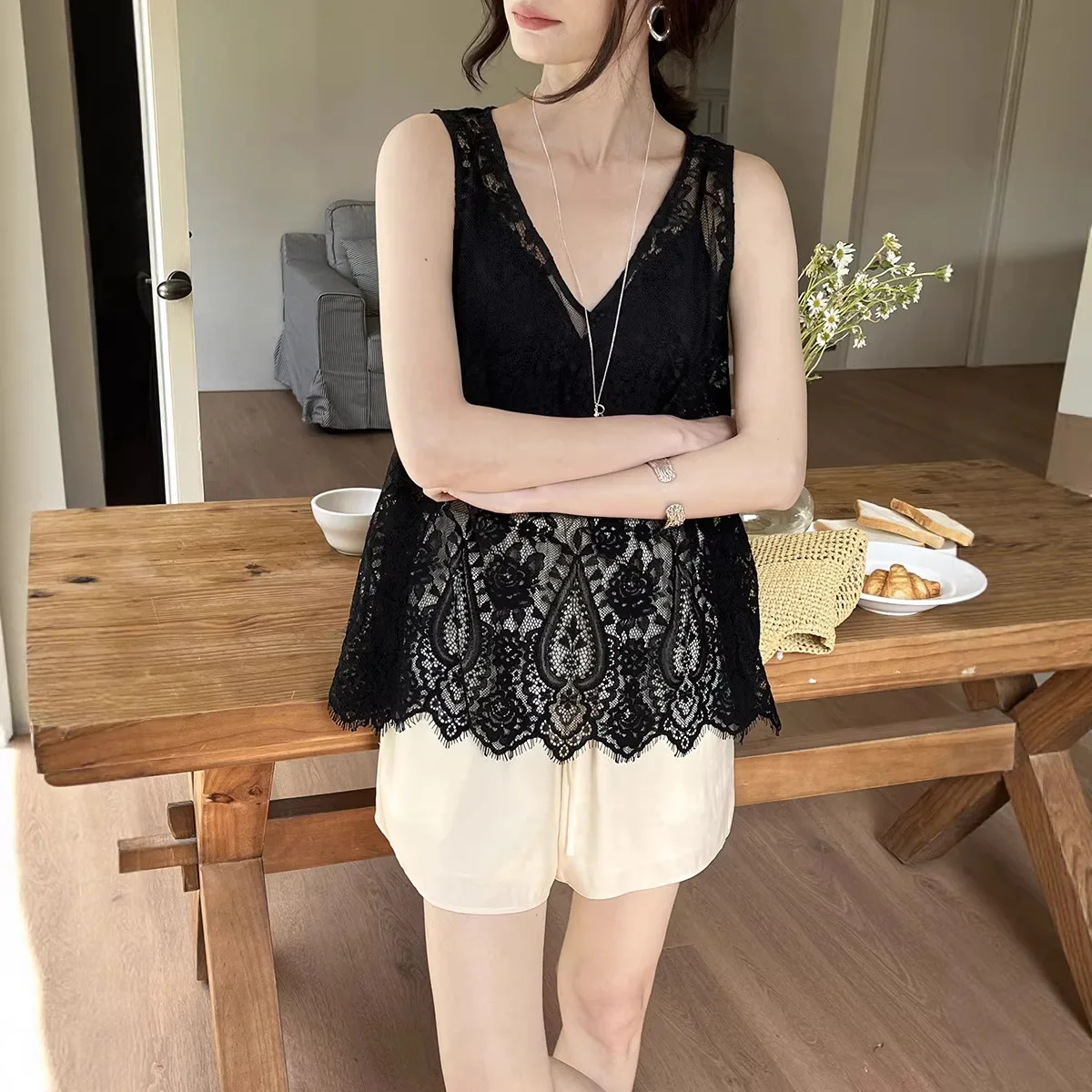 

New Hollow Top in Early Spring Lace V-neck Vest for Women