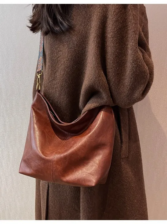 

New style women's and men's vintage high-end texture tote bags with large capacity and single shoulder strap.