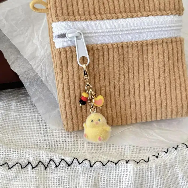 かわいい漫画風フロッキー加工の卵殻チキンキーホルダー、素敵なミニキーリング、バッグペンダント、カップルギフト、車載ホルダー、ジュエリー