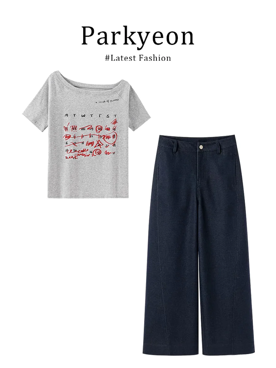 

Серый комплект из двух предметов Parkyeon: топ с одним рукавом, буквенным принтом и свободные брюки в студенческом стиле.