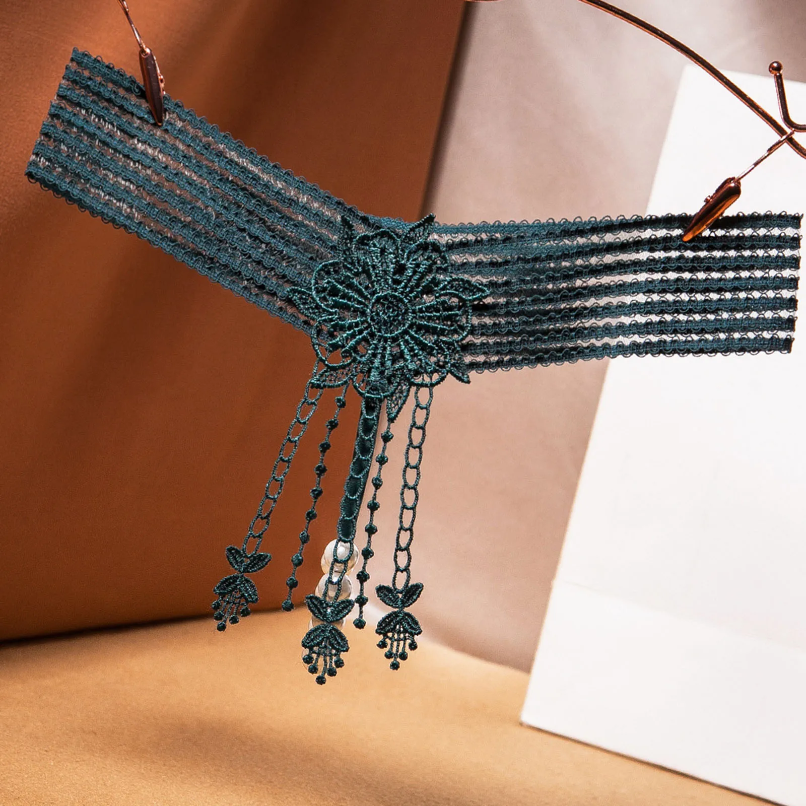 Dámské spodní prádlo Sexy krajkové vyšívané tanga bikiny kalhotky s křížovým průhledným páskem a nízkým pasem s perlovým dnem a otevřeným rozkrokem - náhled 4