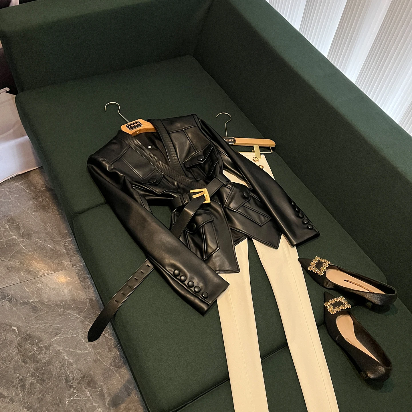 Cappotto Jaet in pelle slim fit con cintura Faionable Inizio inverno Nuovo Sle PU Pelle lunga Sve Colletto di lunghezza regolare AK25