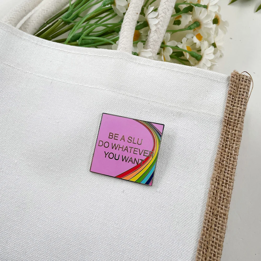 كن امرأة سيئة تفعل ما تريده شارة جرافيك مضحكة العصرية فتاة جامعية الفكاهة نمط الشارع بروش لطيف