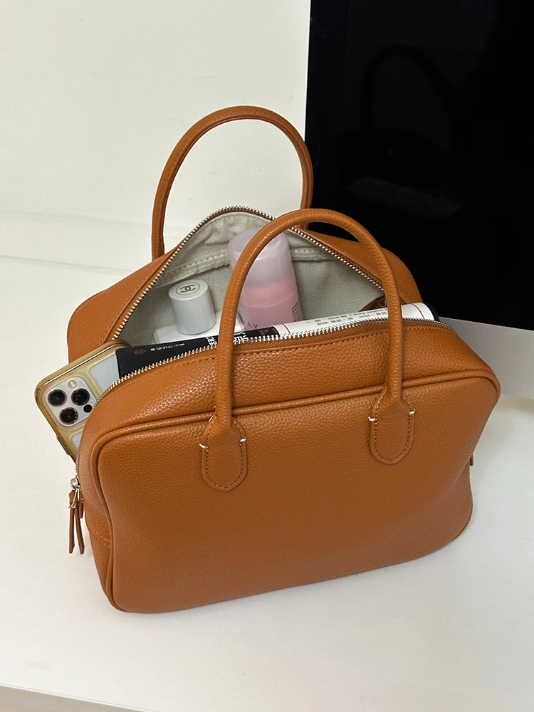 

Коричневая кожаная женская сумка-тоут, новинка 2025, роскошная маленькая роскошная элитная сумка на одно плечо, сумка для боулинга, повседневная сумка для отдыха