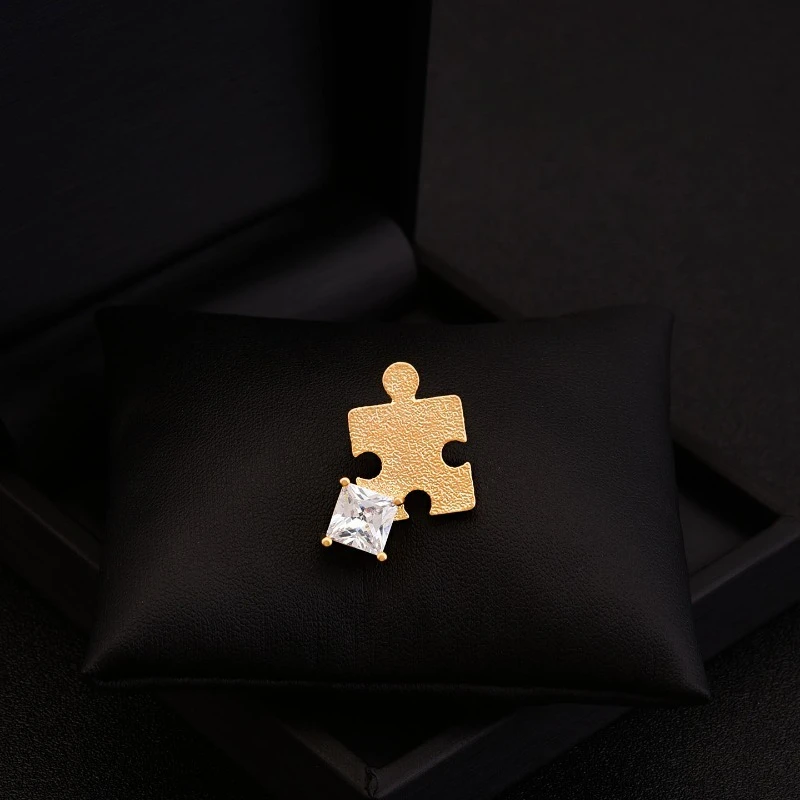 Puzzle Brooch for Men Designer Style Elegant Tone Lapel Pin with Sparkly Suit Coat Fashion Clothing Gift Chic Formal Accessory