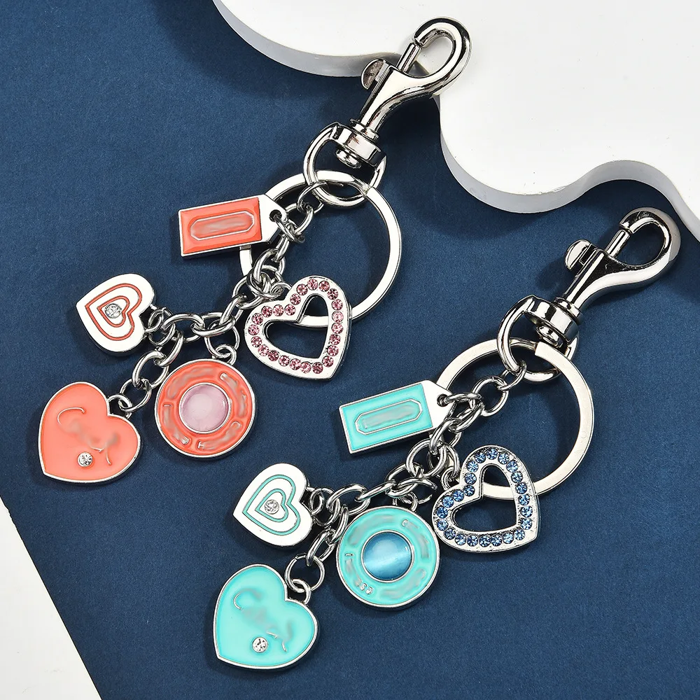 

Кожаные брелки с цветком 2025 года, зеленые веревки в форме сердца, пряжки для сумок, подвески, пара металлических автомобильных брелоков