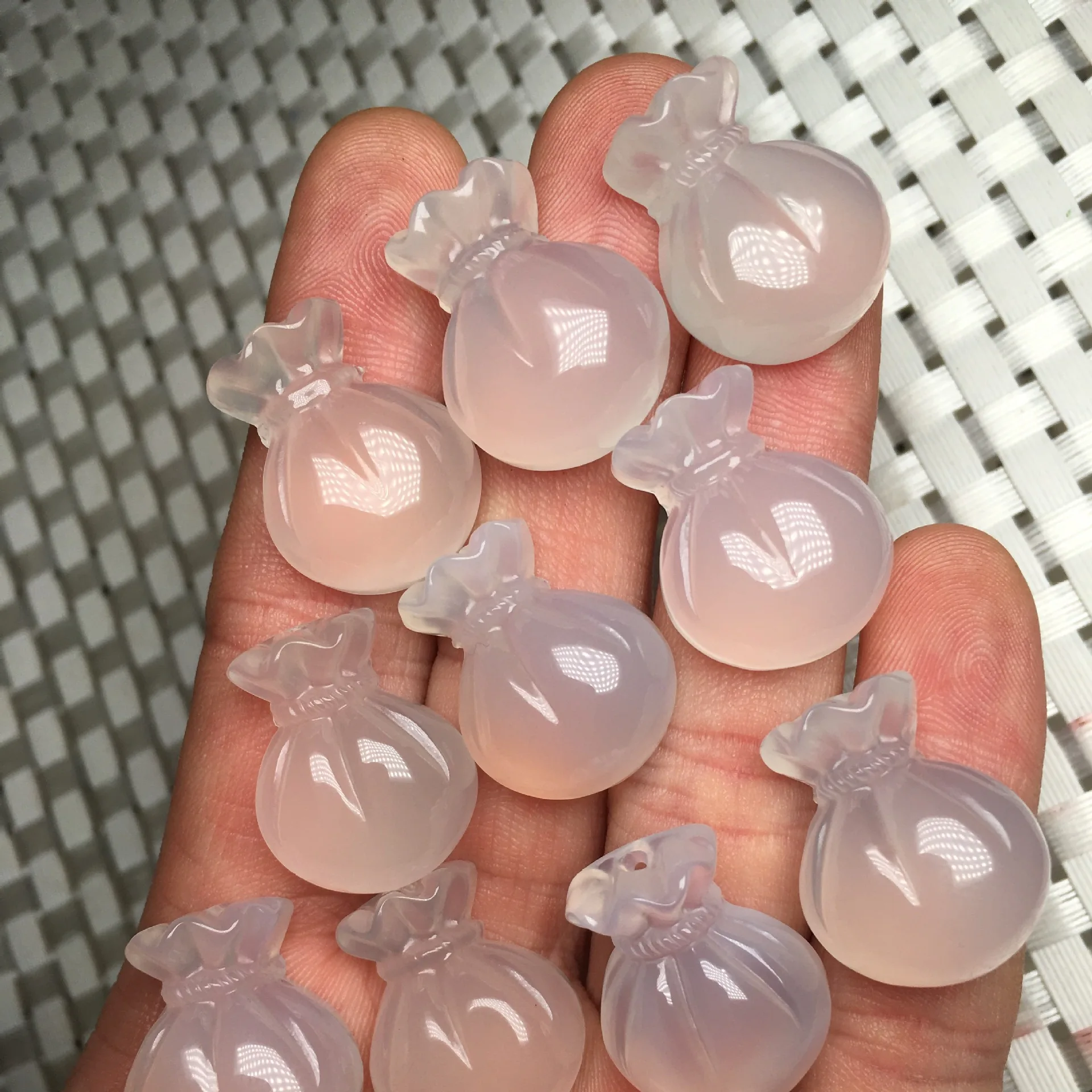 Exquisite jewelry natural ice chalcedony small lucky bag pendant mini cute money bag jade pendant to attract wealth bring