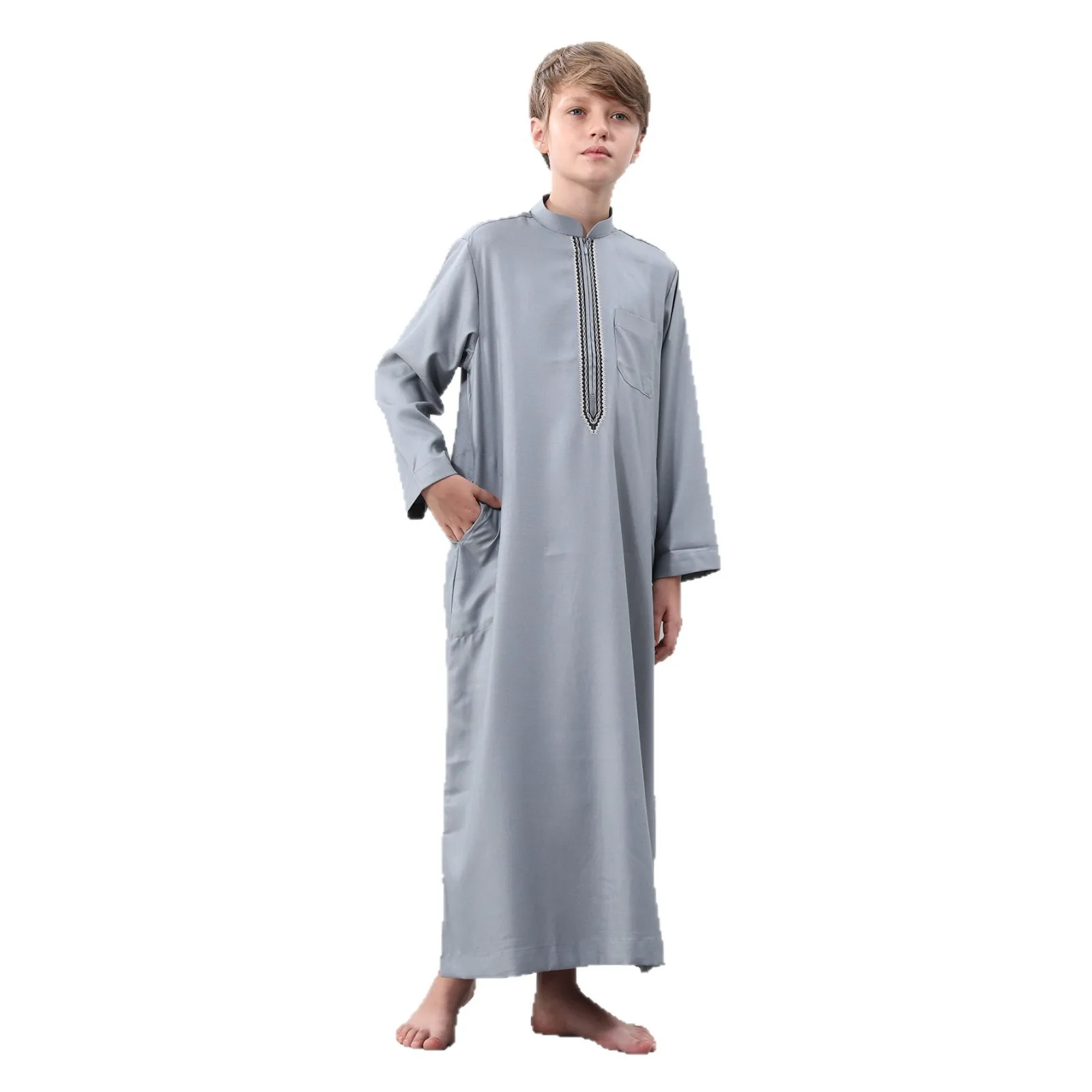 

Saudi Dubai Style Kids Boys Stand Collar Muslim Thobe Robe Embroidery Pocket Jubba Daffah Dishdasha Islamic Prayer Wear Outfit