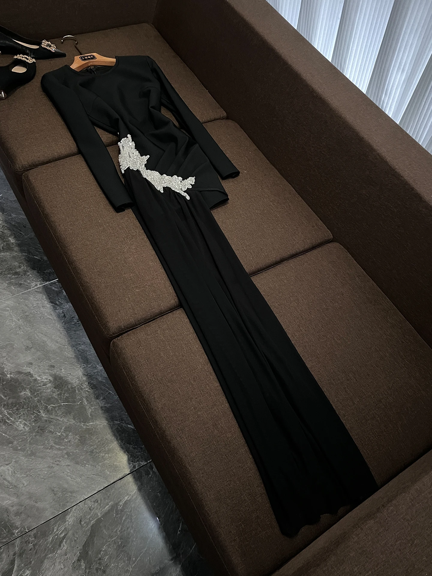 

Роскошное женское вечернее платье с круглым вырезом, украшенное стразами и пайетками, с завышенной талией, длинное, для торжественных мероприятий и деловых встреч