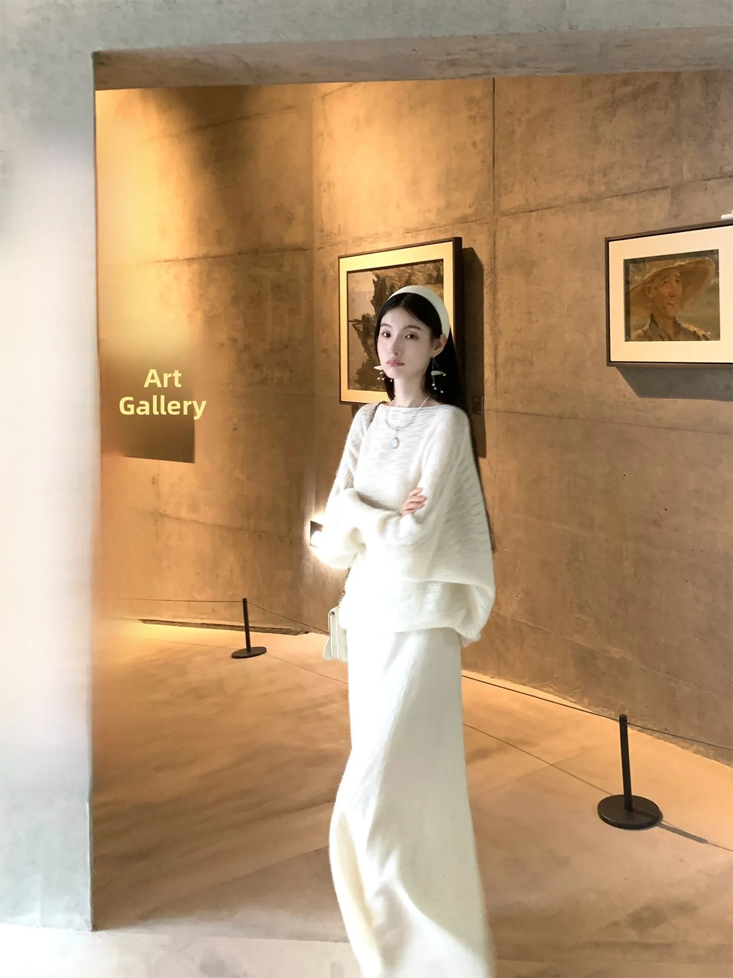 

Комплект для женщин: свитер из мягкого плюшевого кроличьего меха с витым узором и юбка с бахромой. Повседневный модный комплект.