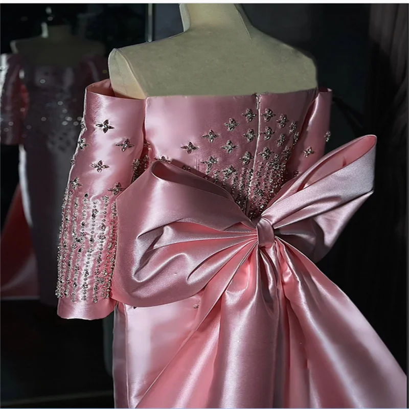 فستان سهرة أنيق لامع مخصص برقبة سكوب وأكمام طويلة مستقيمة للحفلات الراقصة في المملكة العربية السعودية بفيونكة كبيرة من الخلف