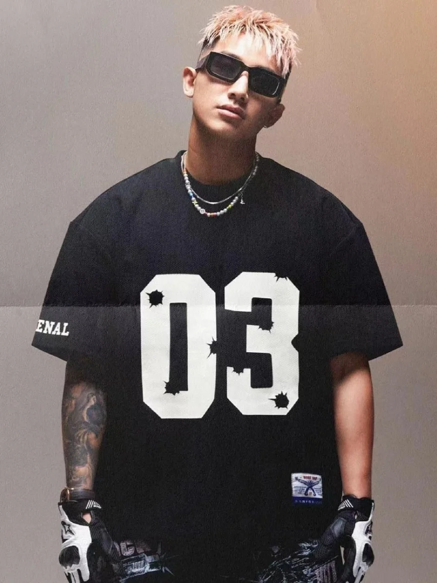 

Мужская футболка в стиле американского стритвира, модная, свободного кроя, с принтом в виде спортивного узорца, с маленьким воротником, летняя