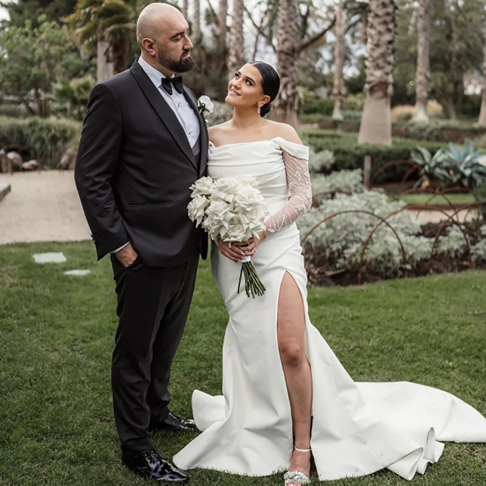 Vestido de novia de satén dividido con mangas largas y hombros descubiertos, vestido de novia personalizado de satén fruncido de corte bajo con lentejuelas y vuelo para exteriores