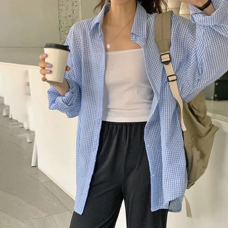 เสื้อเชิ้ตลายสก็อตผู้หญิง แขนยาว ปกพับได้ สไตล์ลำลองหลวมๆ ติดกระดุมแถวเดียว เหมาะสำหรับฤดูใบไม้ผลิและฤดูใบไม้ร่วง ดีไซน์หรูหราและทันสมัย