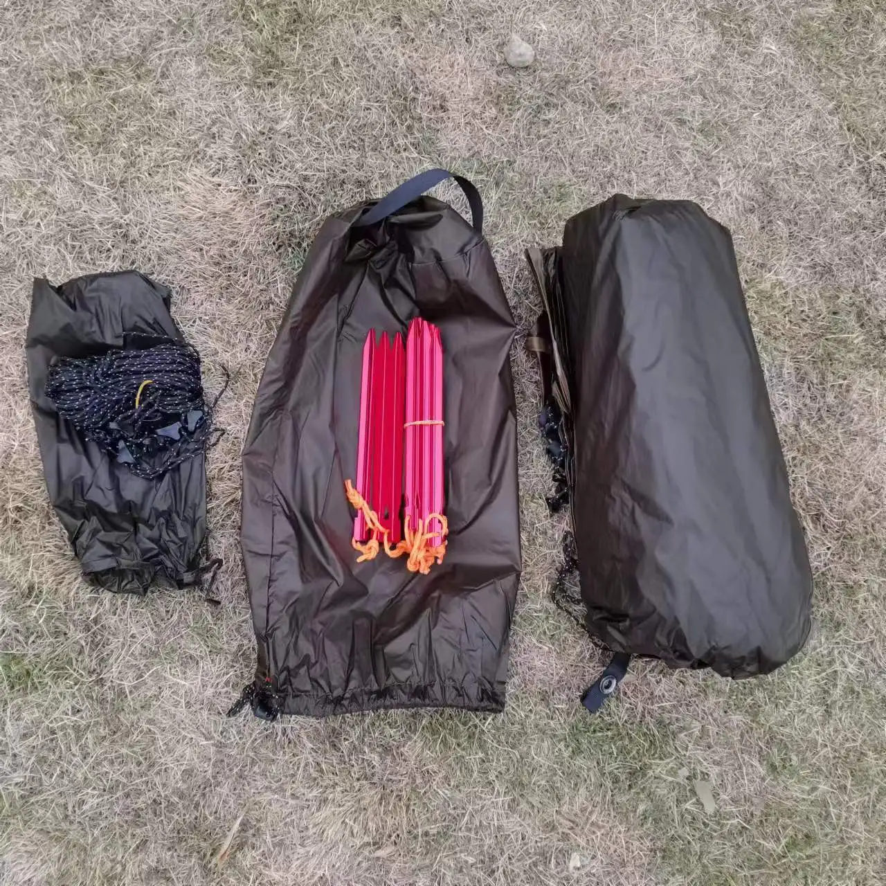 خيمة Bivy خفيفة لشخص واحد، خيمة الظهر لشخص واحد مقاومة للماء من السيليكون خفيفة الوزن للتخييم والمشي لمسافات طويلة، بدون عمود الرحلات