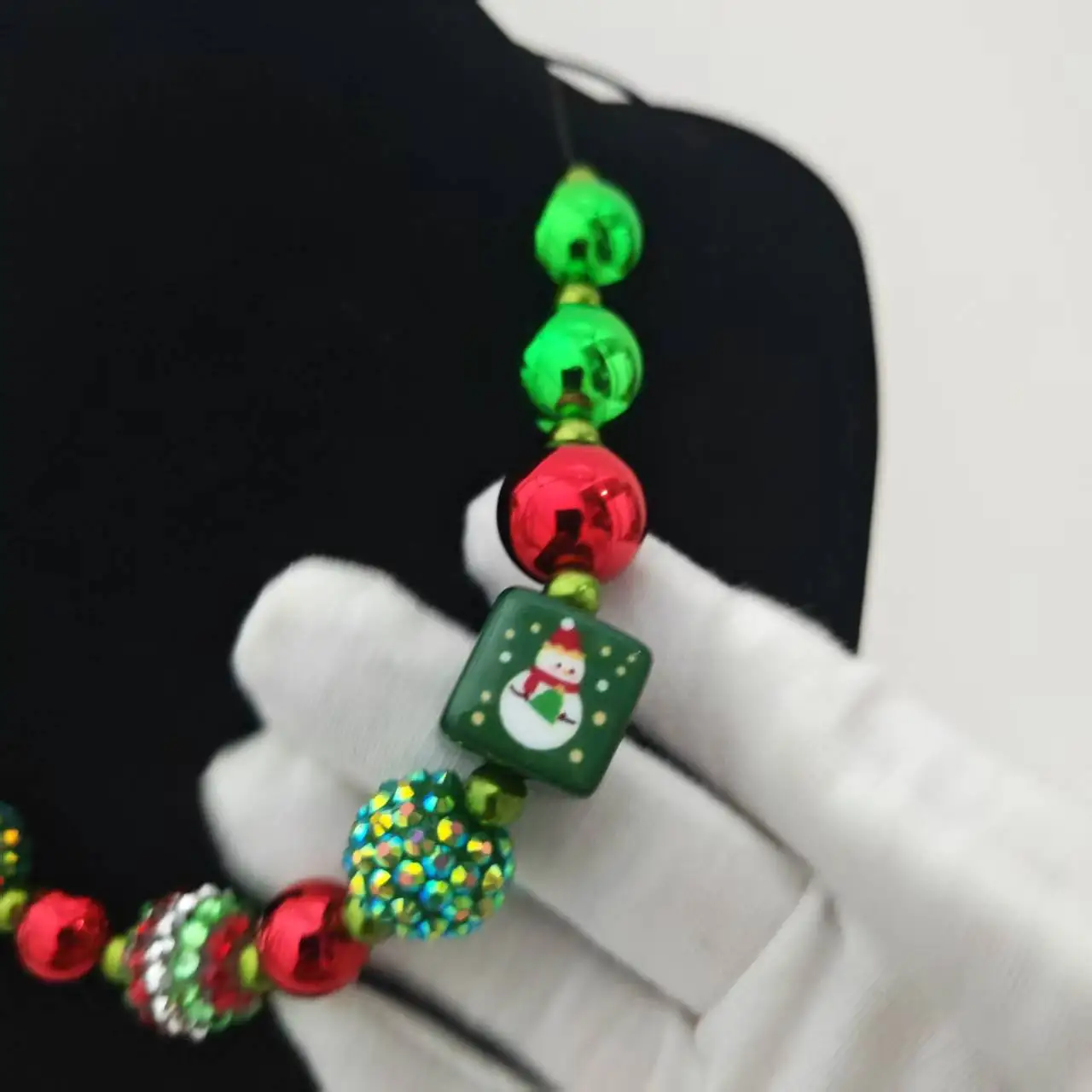 Rote und grüne glänzende Perlen Halskette Schneemann Design Winter Urlaub Schmuck Kinder Weihnachten handgemachte Halskette Geschenke