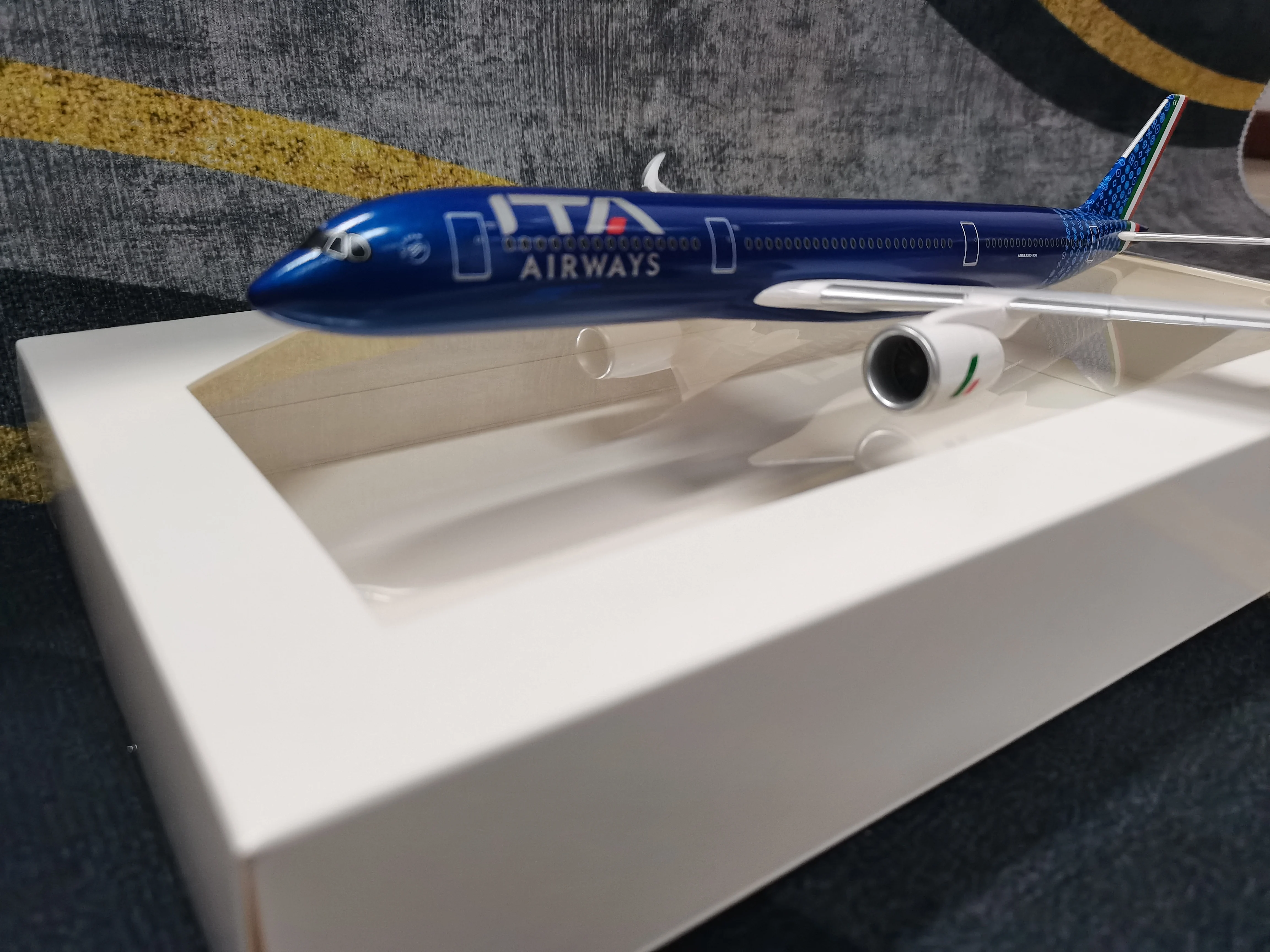 Decorate Airplane 1/200 for A350 A350-900 Italy ITA Airline Aircraft ABS Assembly Plane Model Scale Airbus Aircraft for Collecti