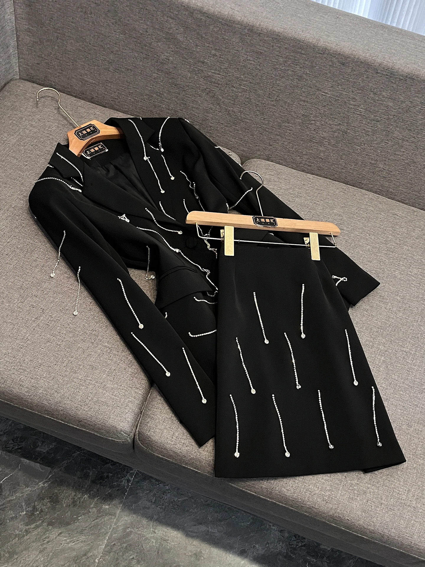 

Костюм-двойка Slim Fit 2026: Новинка с бриллиантовой отделкой и бахромой, модный пиджак и короткая юбка P77. Женская мода.