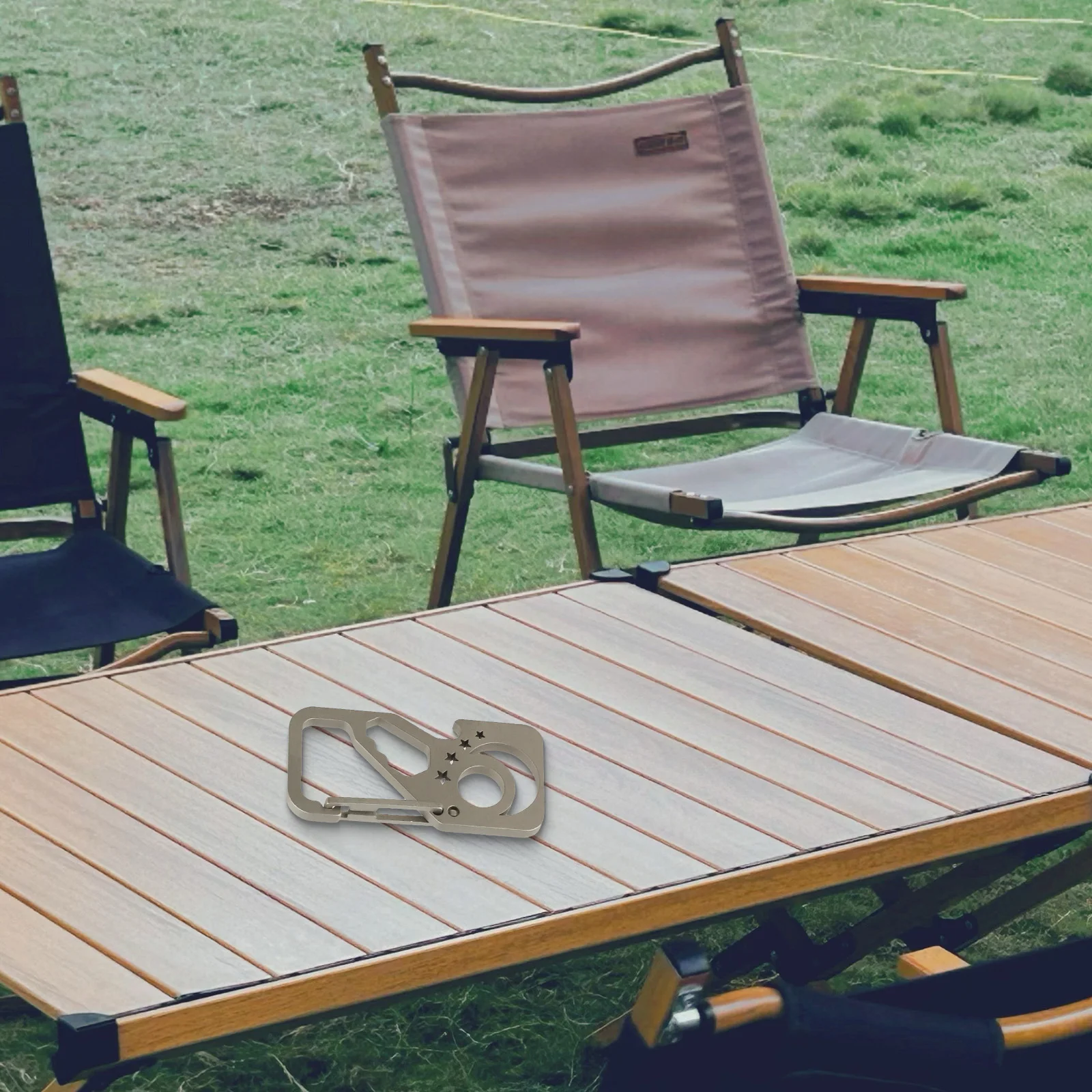 

Многофункциональный брелок для кемпинга и рыбалки, для активного отдыха на природе, прочный брелок-клипса с открывалкой для бутылок.