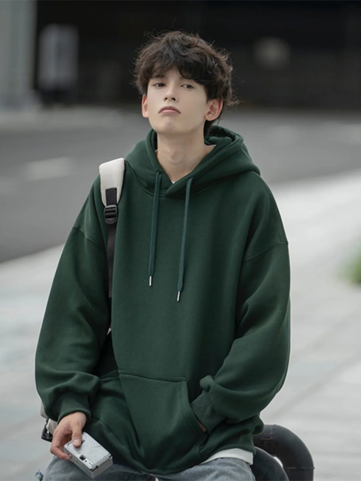 

Мужская толстовка оверсайз свободного кроя для подростков и старшеклассников, с широкими спущенными плечами, осенний тренд, цветная, плотная ткань.