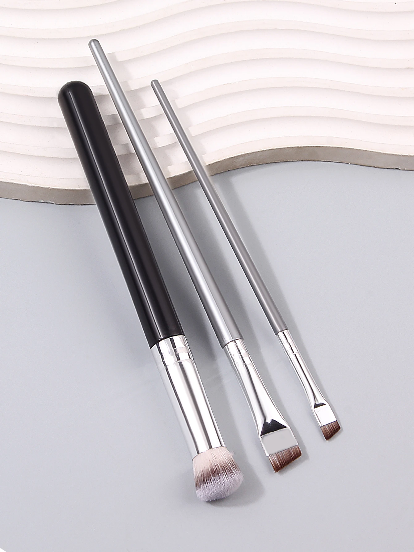 Set di pennelli per trucco di alta qualità da 3 pezzi: pennello per correttore a testa tonda + pennello per sopracciglia + pennello per eyeliner, setole ultra morbide portatili