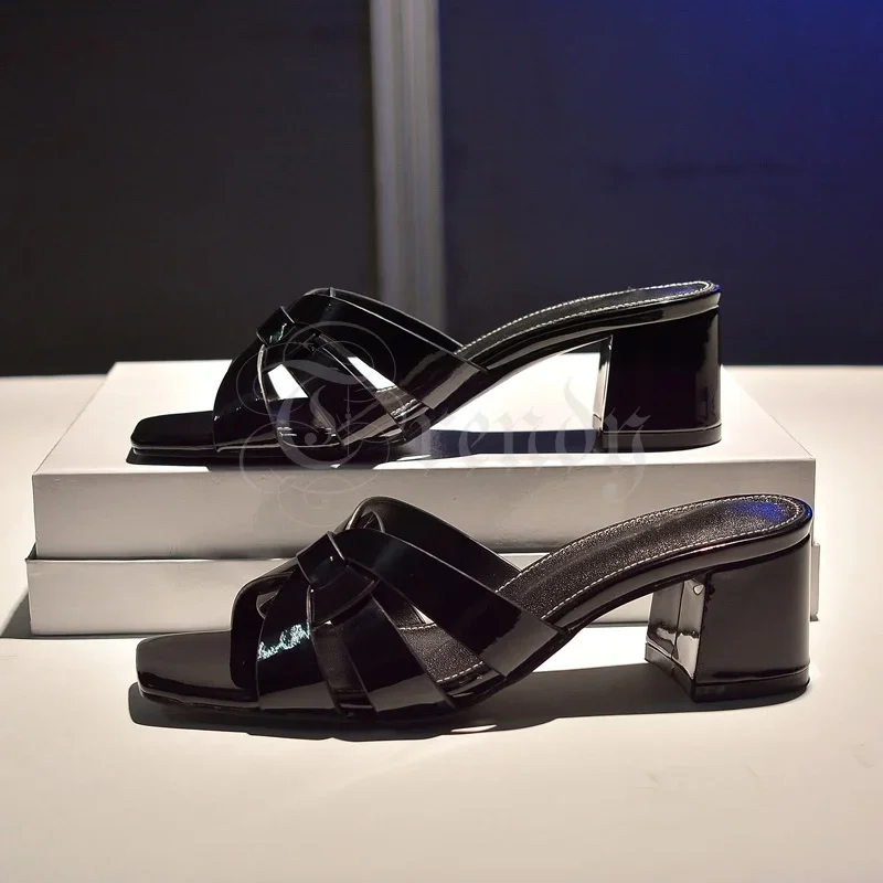 Sandalias de cuero rojo con diseño cruzado trenzado, zapatillas sexis de tacón bajo y grueso con punta cuadrada, zapato de moda informal dorado y negro abierto