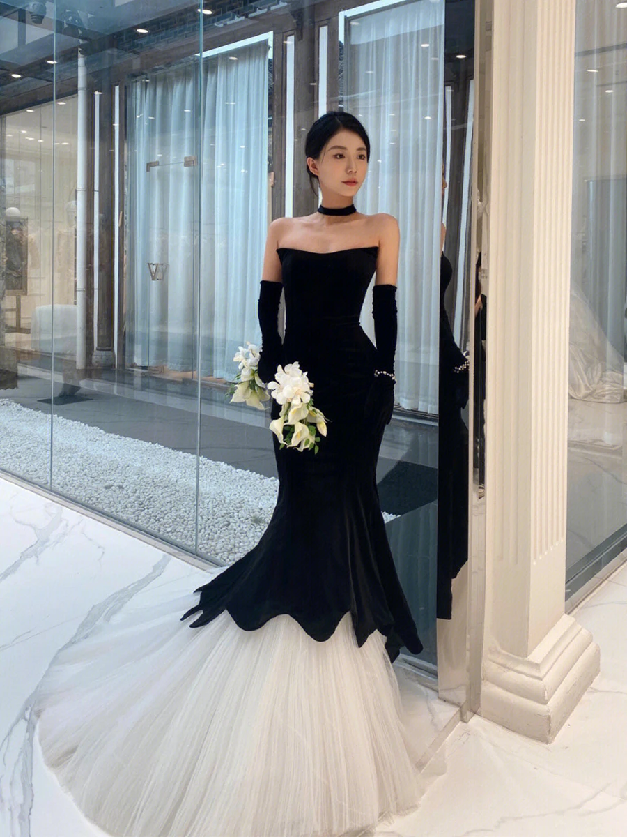 Vintage Long Strapless Satin Evening Dresses With Gloves Mermaid Black Tulle Pleated Sweep Train Formal Party Dress for Women