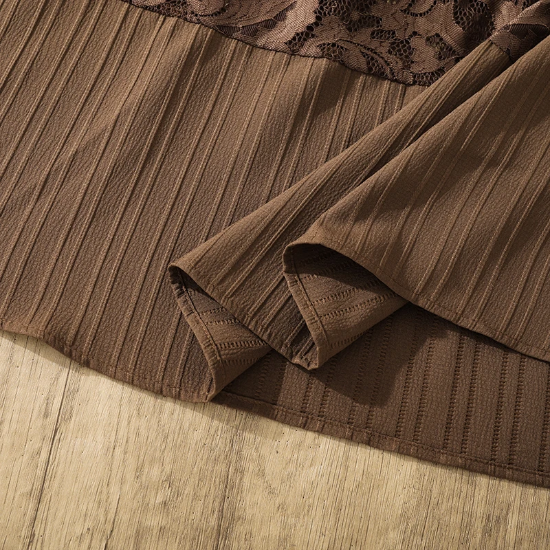 Braunes, strukturiertes Kleid für Teenager-Mädchen, volle Spitzenärmel, Spitzenbesatz am Saum, Gürtel, Swing-Kleid mit langen Ärmeln, lässiges Frühlingsoutfit – Detail 11