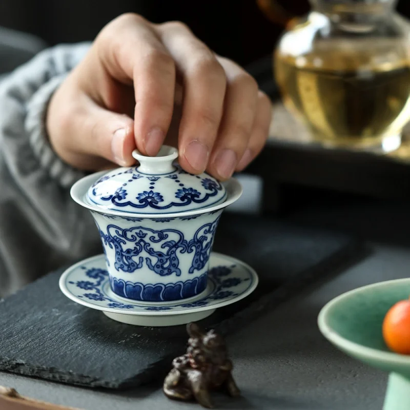 

Г-н Цин, фарфор, Gaiwan Jingdezhen, деревянная печь, сине-белая точка, ручная роспись, шпагат, двойной дракон, маленький чай из трех частей