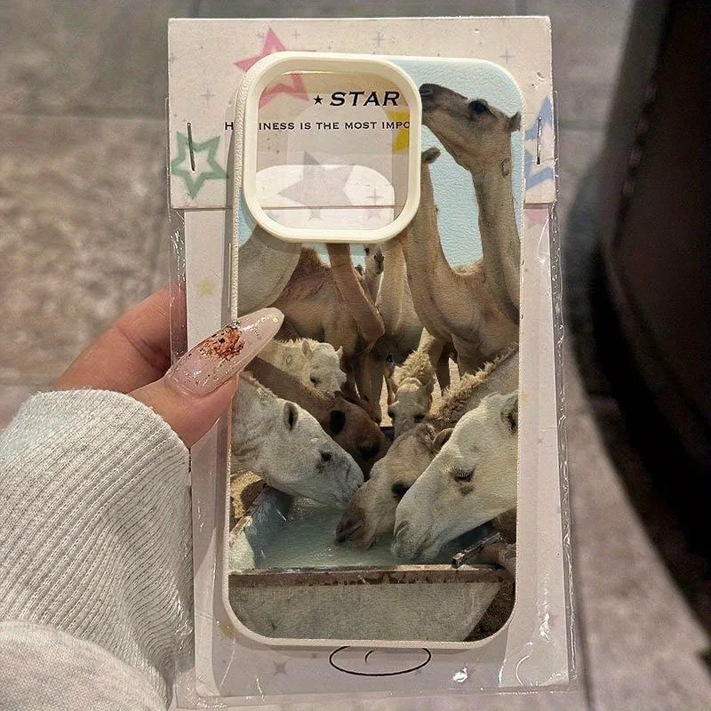 Un grupo de cammeles bebiendo agua impresa en una funda para teléfono con estampado de lichi, adecuada para teléfonos de la serie iPhone 17, 16, 15, Plus, Pro, Max: se puede utilizar como regalo