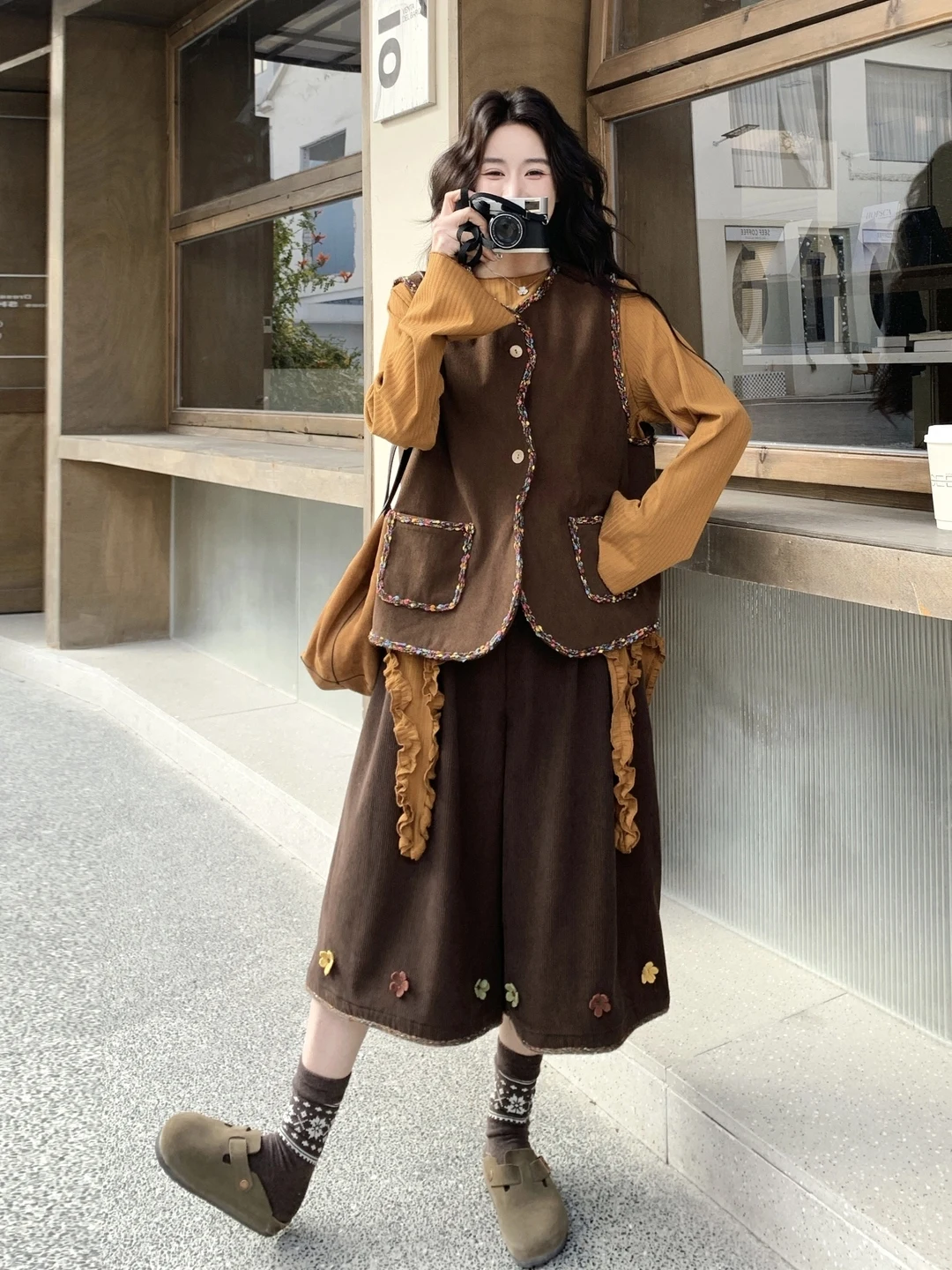 

Ретро-комплект из трех предметов: асимметричная базовая рубашка, жилет и брюки 7/8 длины. Женский повседневный костюм. Новинка Весна-Осень 2026. Уникальный стиль.