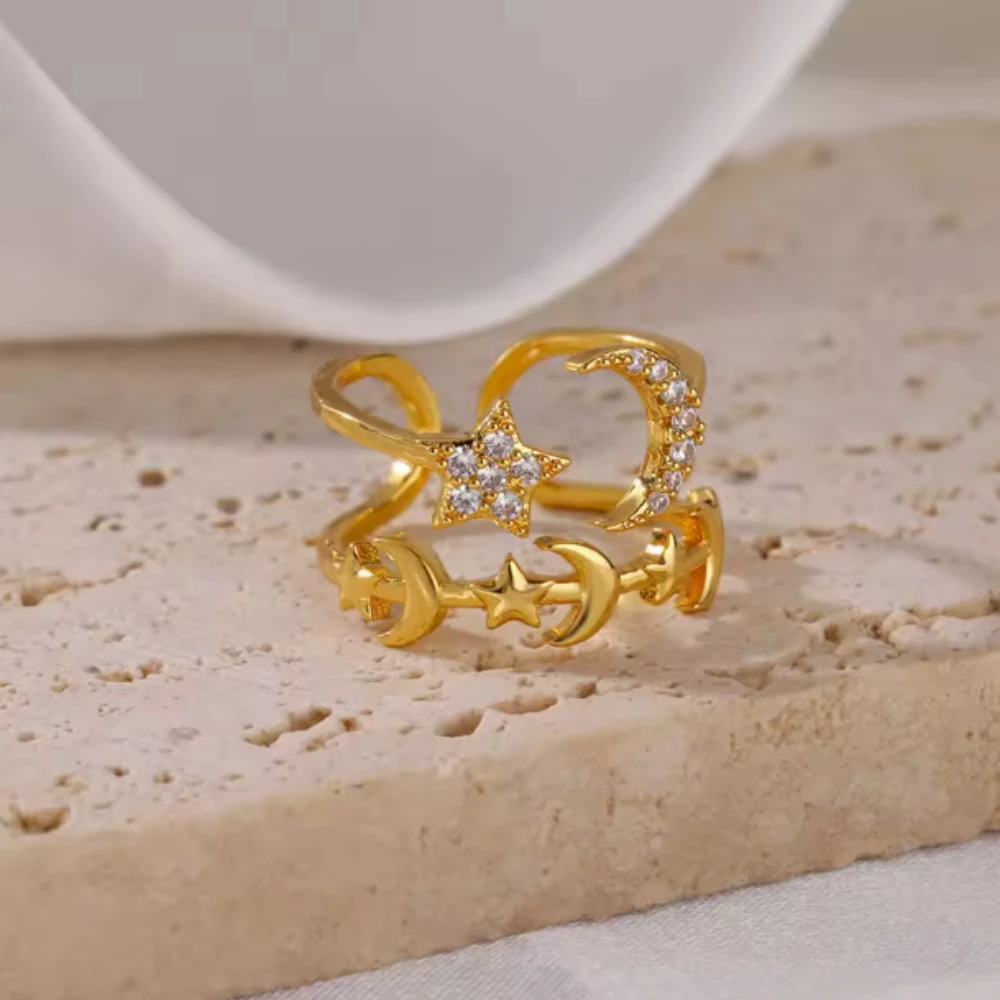 [لافتة للعين] خاتم ذهبي مرصع بالألماس مع عناصر النجمة والقمر، تصميم عصري ومتخصص، يفتح السحر