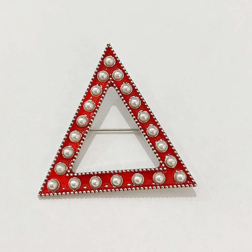 بروش لؤلؤي على شكل مثلث أحمر من شركة دلتا الأخوات