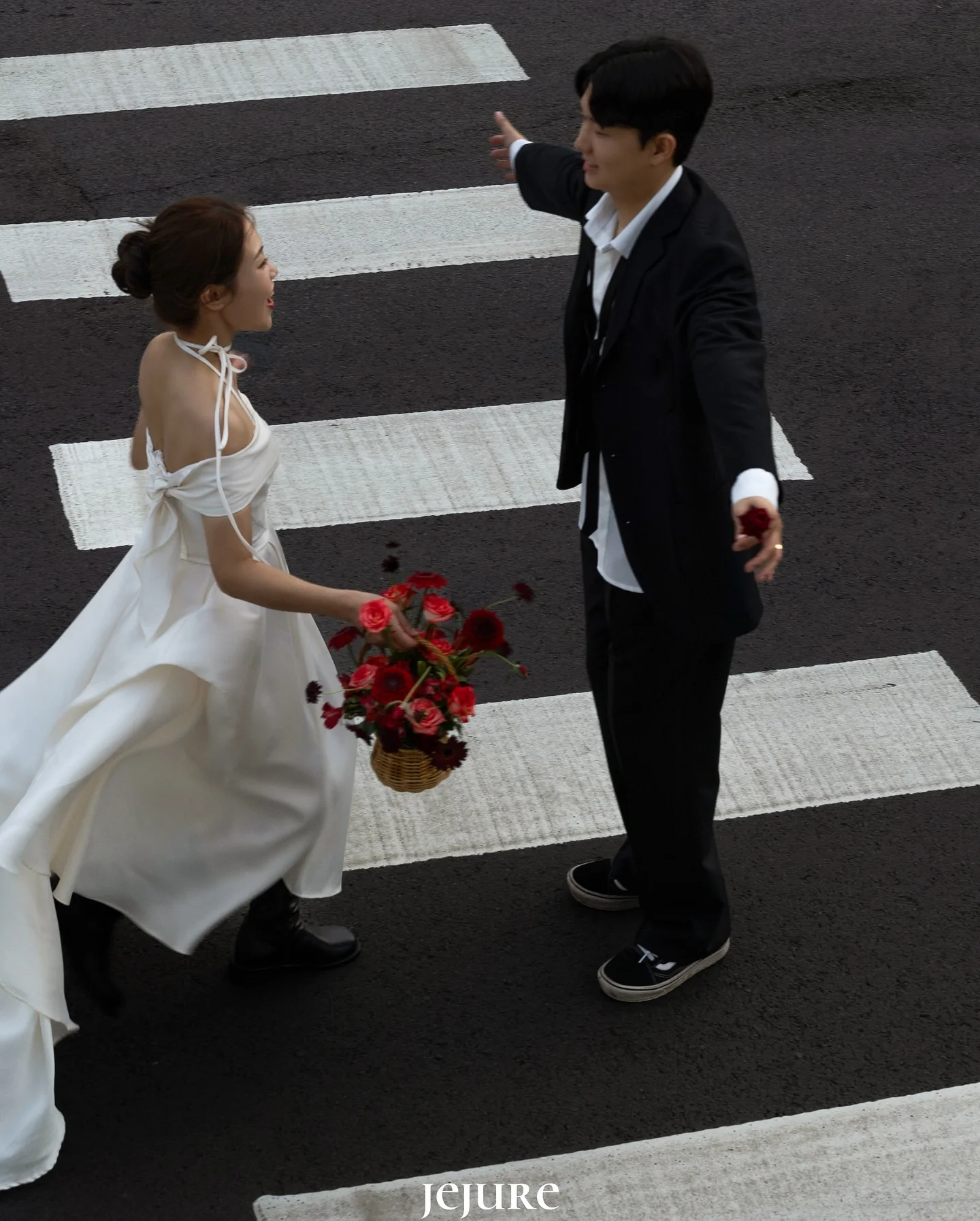 Sondr 韓国のウェディングドレスカスタマイズされたソフトサテンゴージャスなイブニングパーティードレス A ラインストラップレスパーティードレス 2025