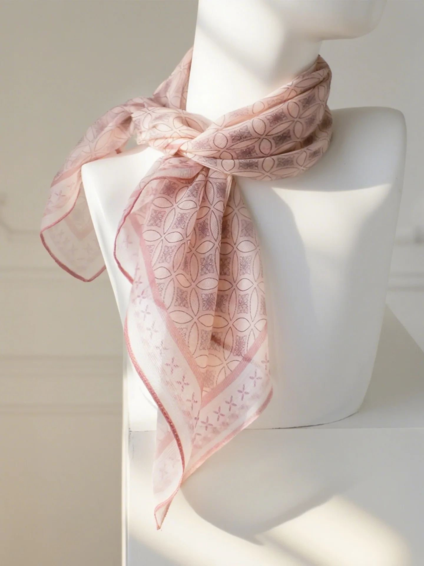 ピンクのシルクスクエアスカーフ女性用軽量夏用ネックプロテクション日焼け止めショールネックタイボヘミアンスタイル幾何学模様